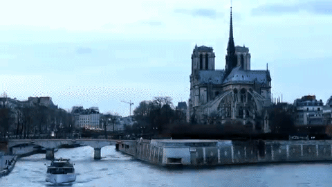 Oświetlone Notre Dame nocą